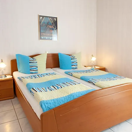 Ferienweingut Klaus Thiesen Gastezimmer Und Guest house Ellenz-Poltersdorf